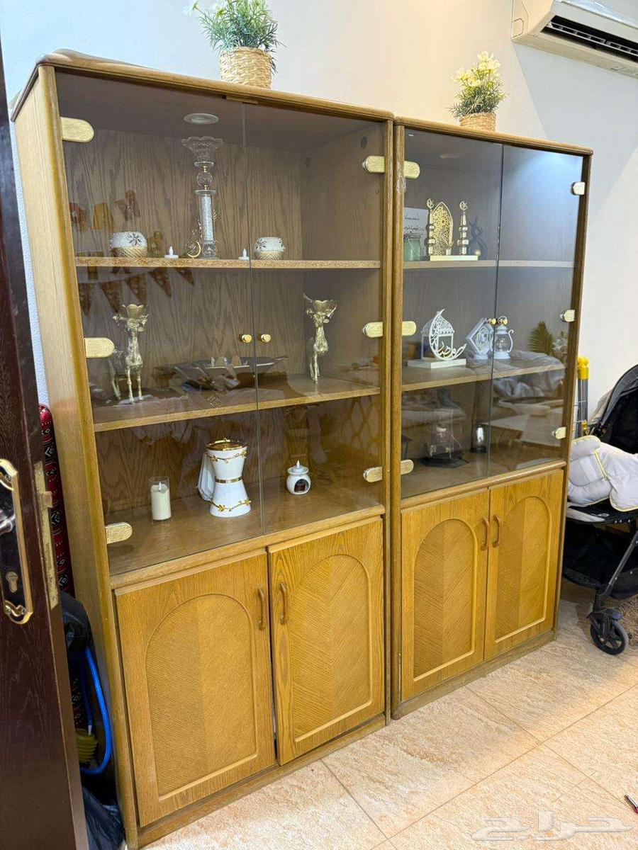 دولاب عرض خشب مع إنارة   نظيف جدا  Wooden Display Cabinet64223978465283110
