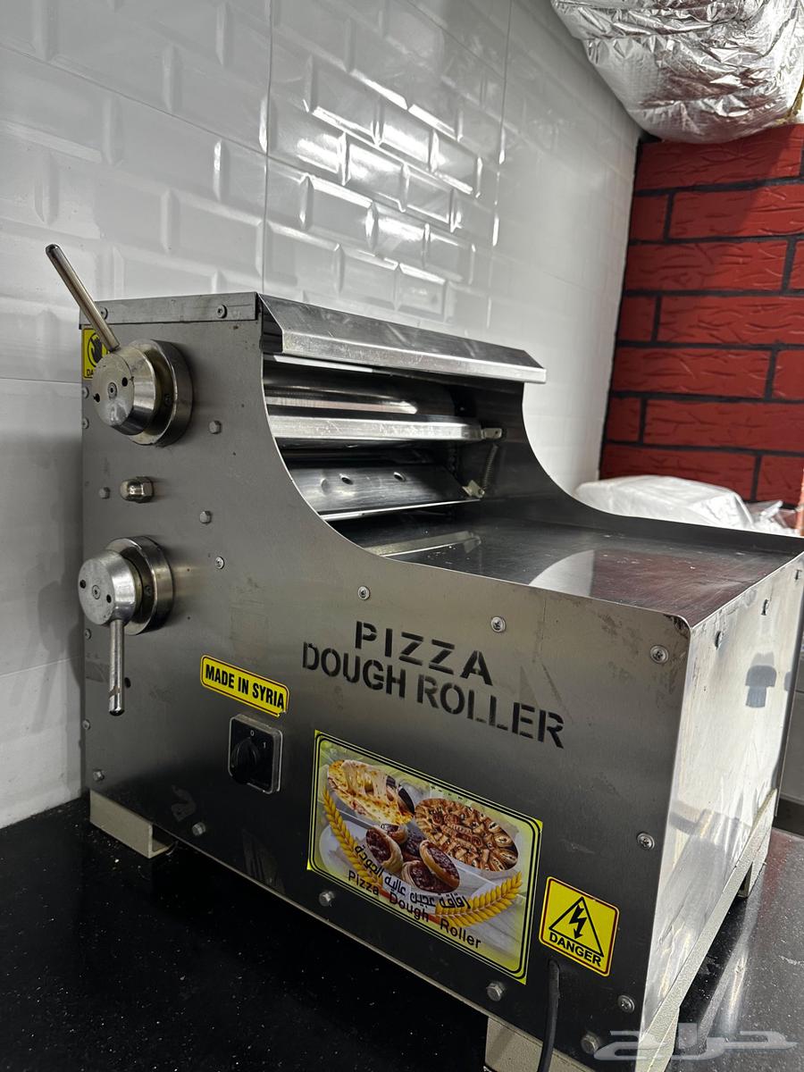 فراده عجين فوق طاولة سوري64229640097411110