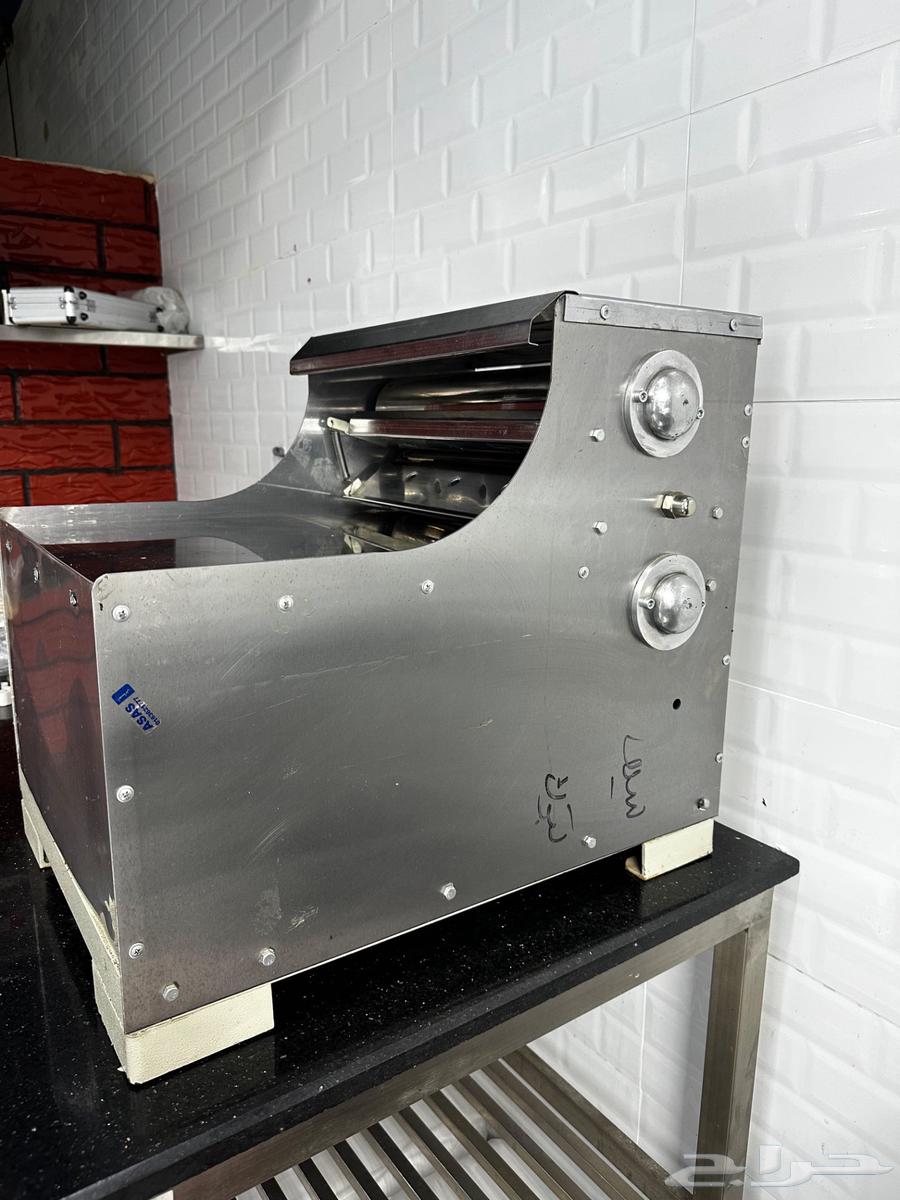 فراده عجين فوق طاولة سوري64229640097411112