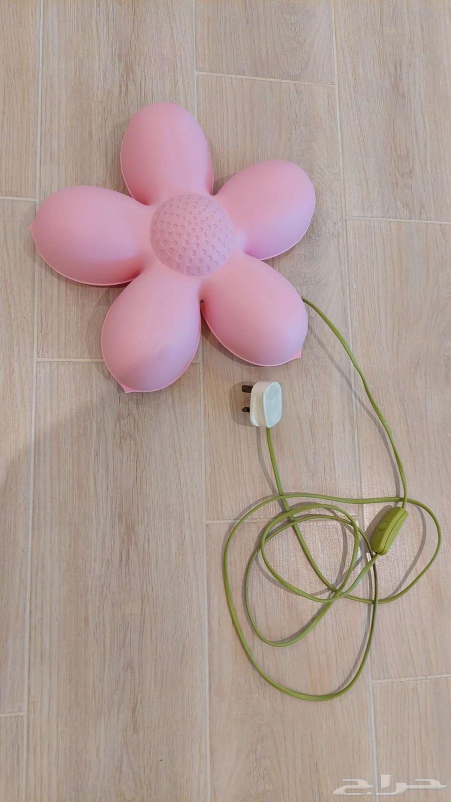 لوحات وطاولة طعام صغيره ومراية واضاءة اطفال ايكيا للبيع64218790793089110