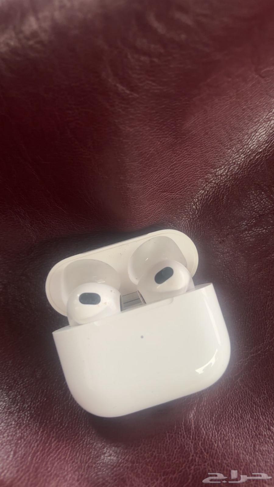 Clean second-generation AirPods with light use64219232475138110