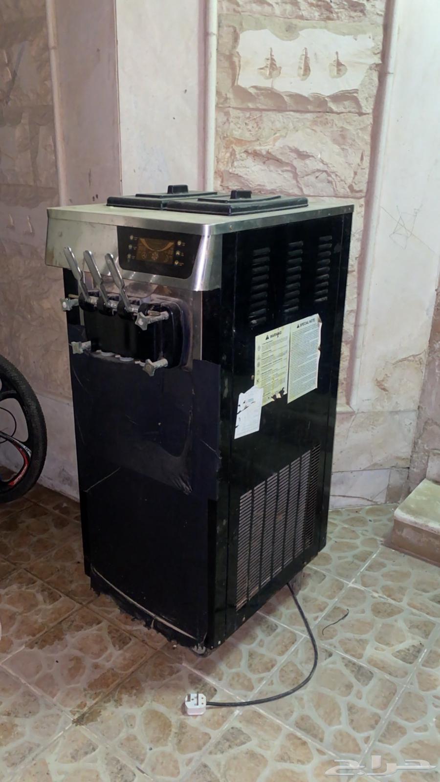 للبيع مكينة ايسكريم حجم كبير اخت الجديدة64228211805058110