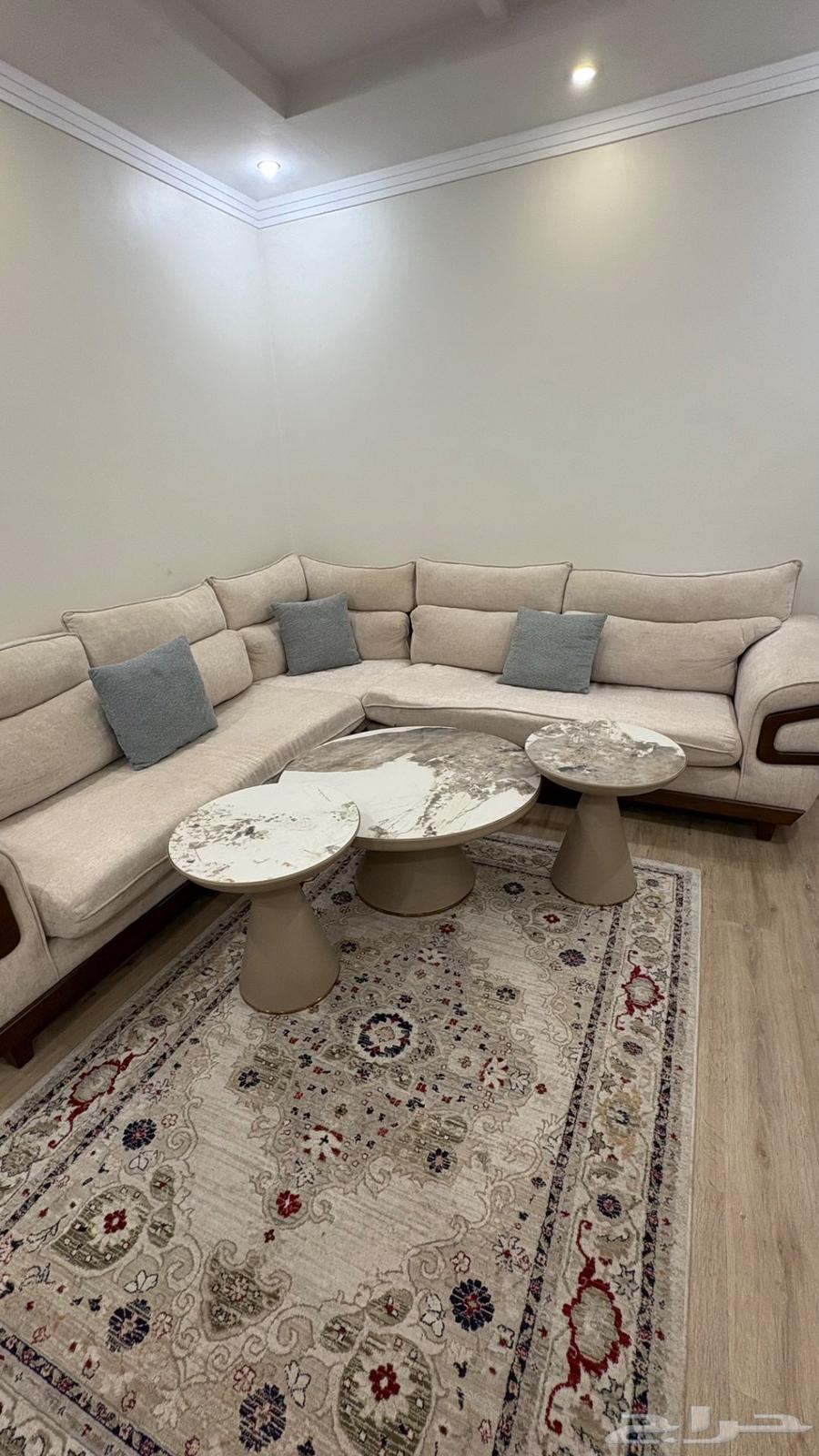 كنب بشكل حرف L مع ثلاث طاولات رخام دائرية64229794328065110