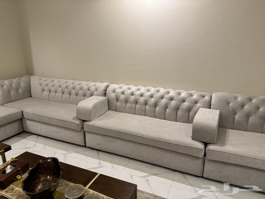 مجلس مكون من خمس قطع البيع للكنب فقط بدون الطاولة والستارة64229295568003111