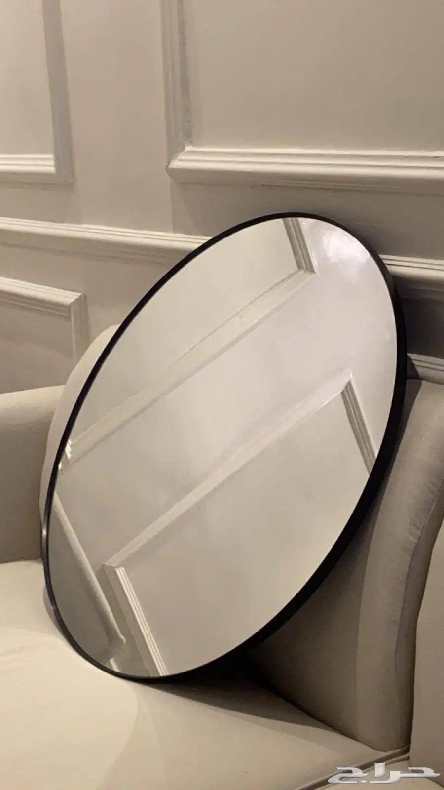 Black circular mirror, clean and free of cracks and scratches, priced at 120 SAR64237286316803110