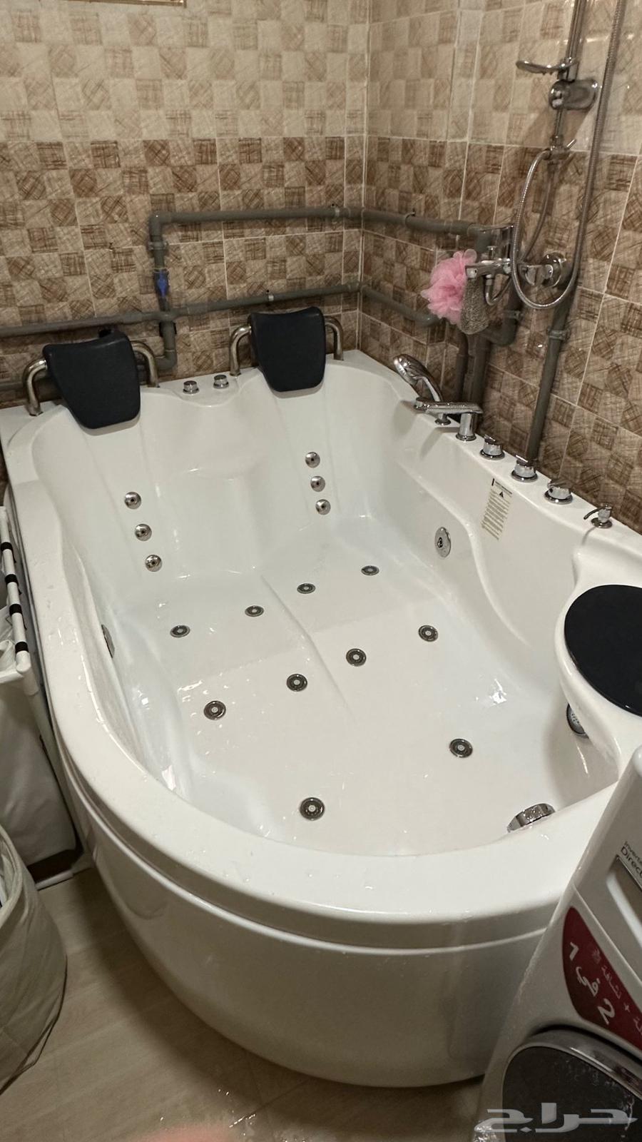 جاكوزي شبه جديد استخدام خفيف ابعاده 185 الطول 125 العرض64238147698818110