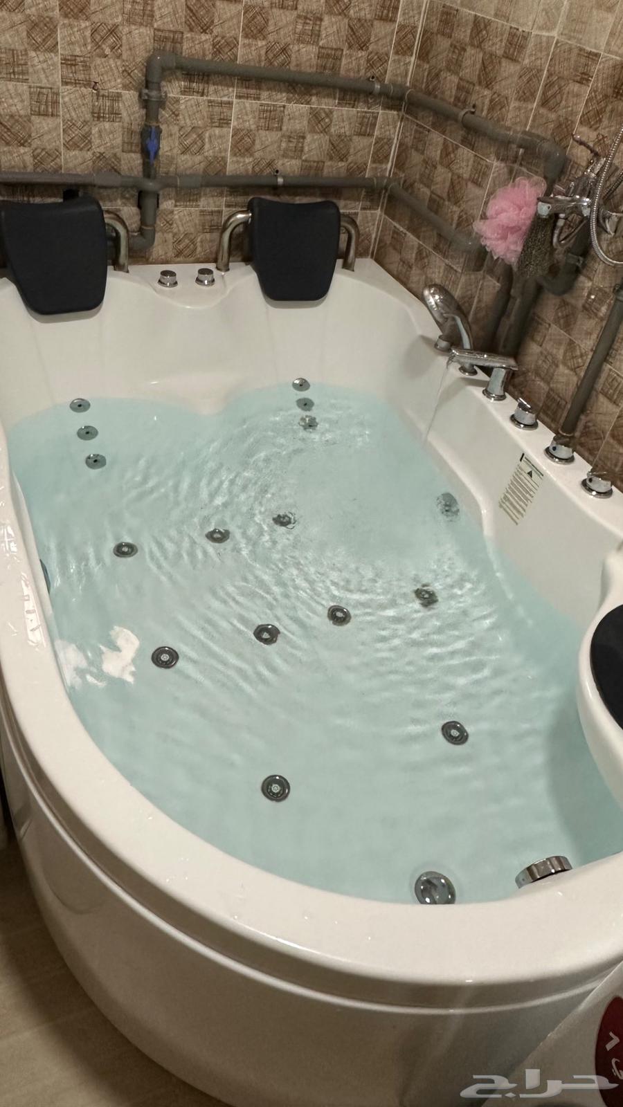 جاكوزي شبه جديد استخدام خفيف ابعاده 185 الطول 125 العرض64238147698818113