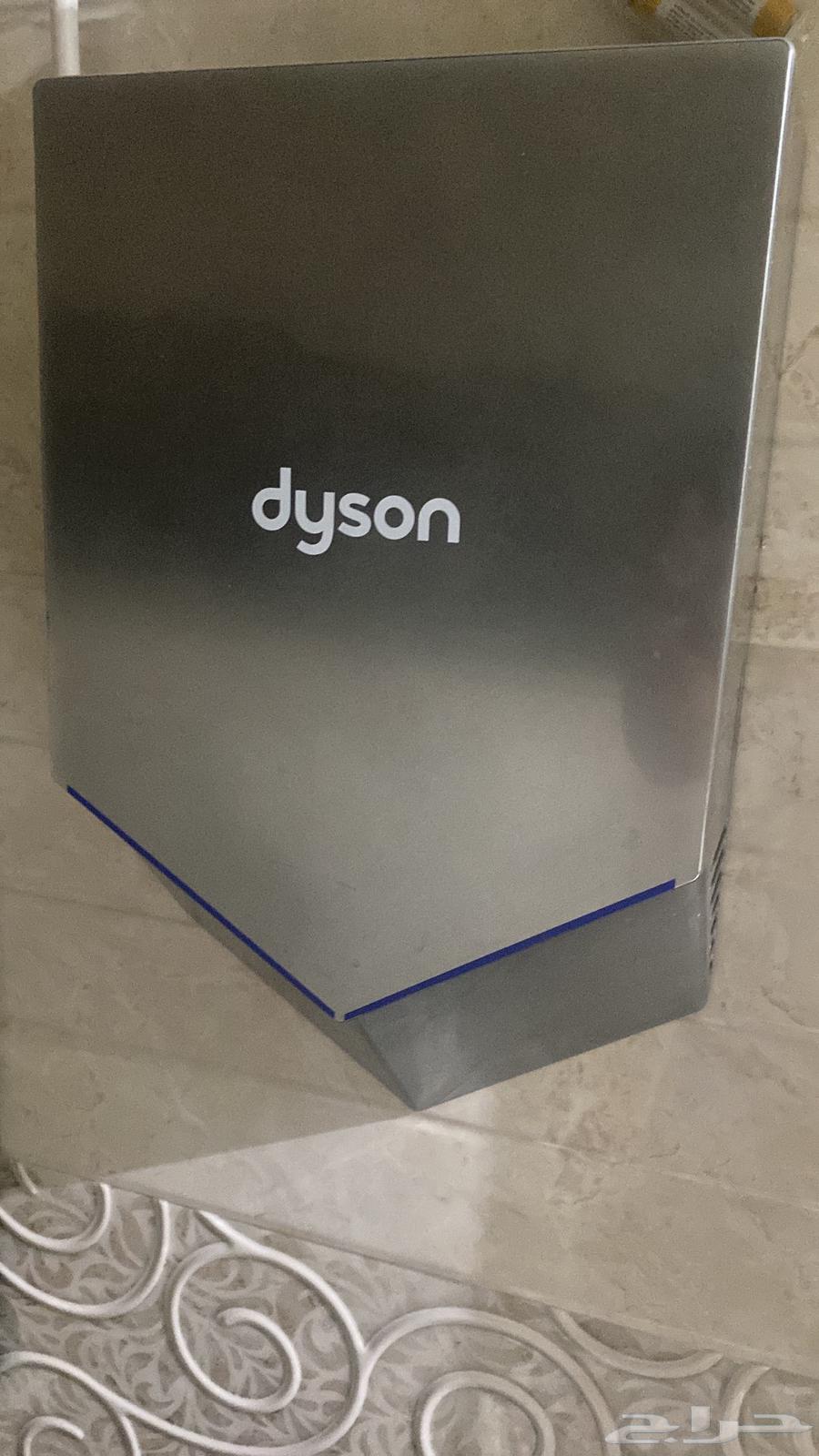 Dyson hand dryer and towel roll machine from Fine Company64250587676291111
