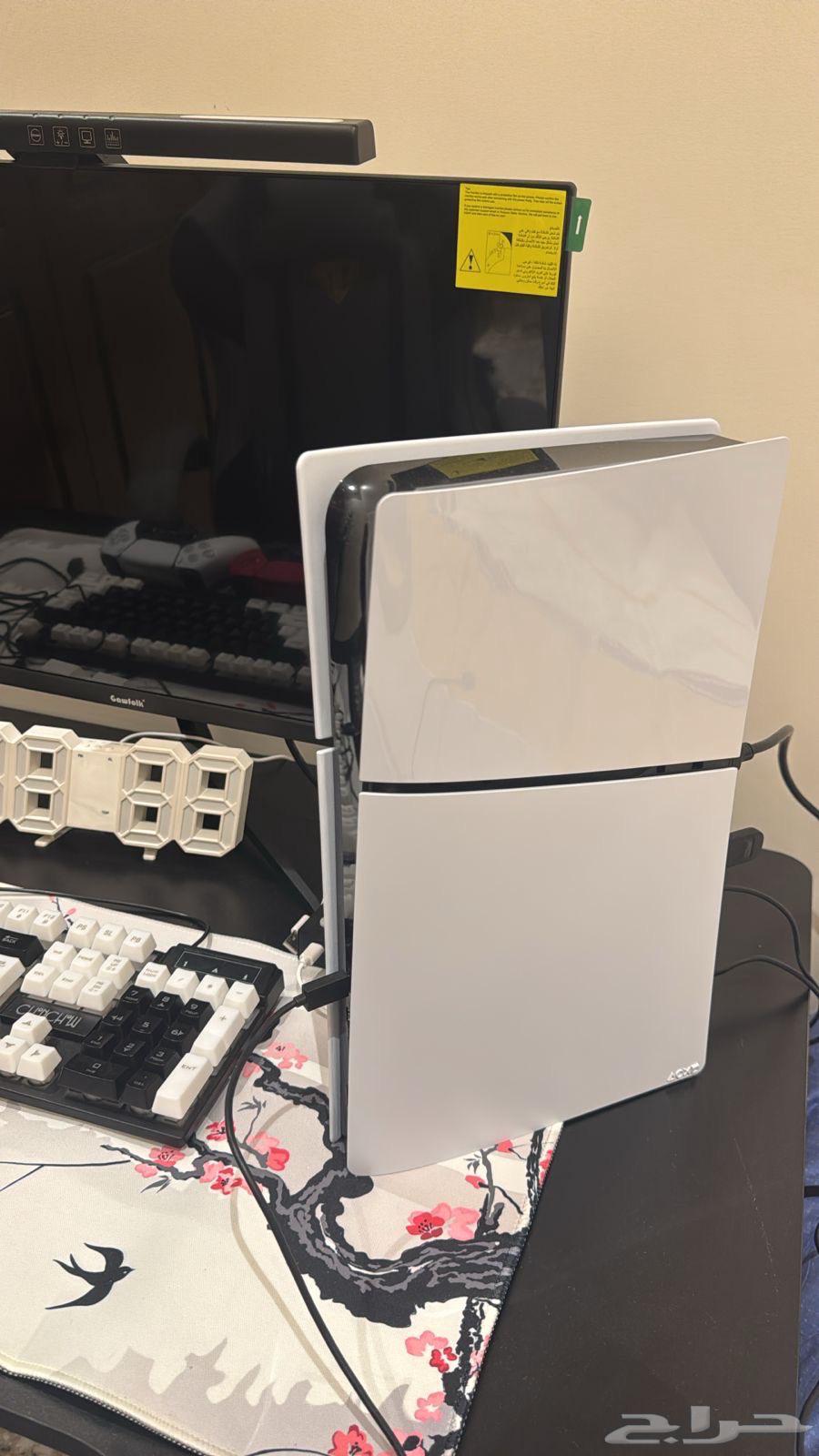 For sale: Sony, screen, table, and chair64256924848897111