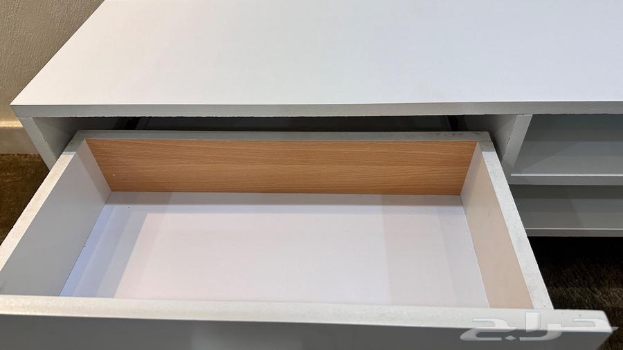 طاولة للتلفزيون للبيع64249847261698112