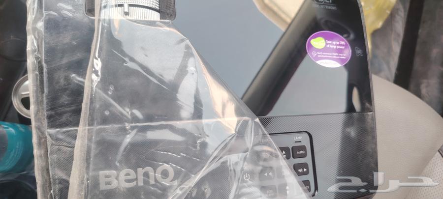 BenQ projector and desk table64257586775170111