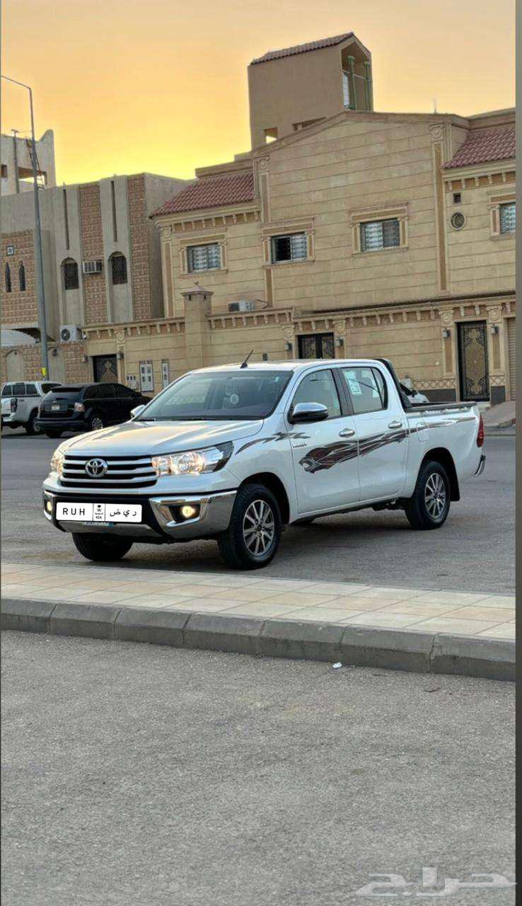 تويوتا هايلكس بنزين GLX2 2023 فل كامل ممشى جدا  قليل64452766285570112