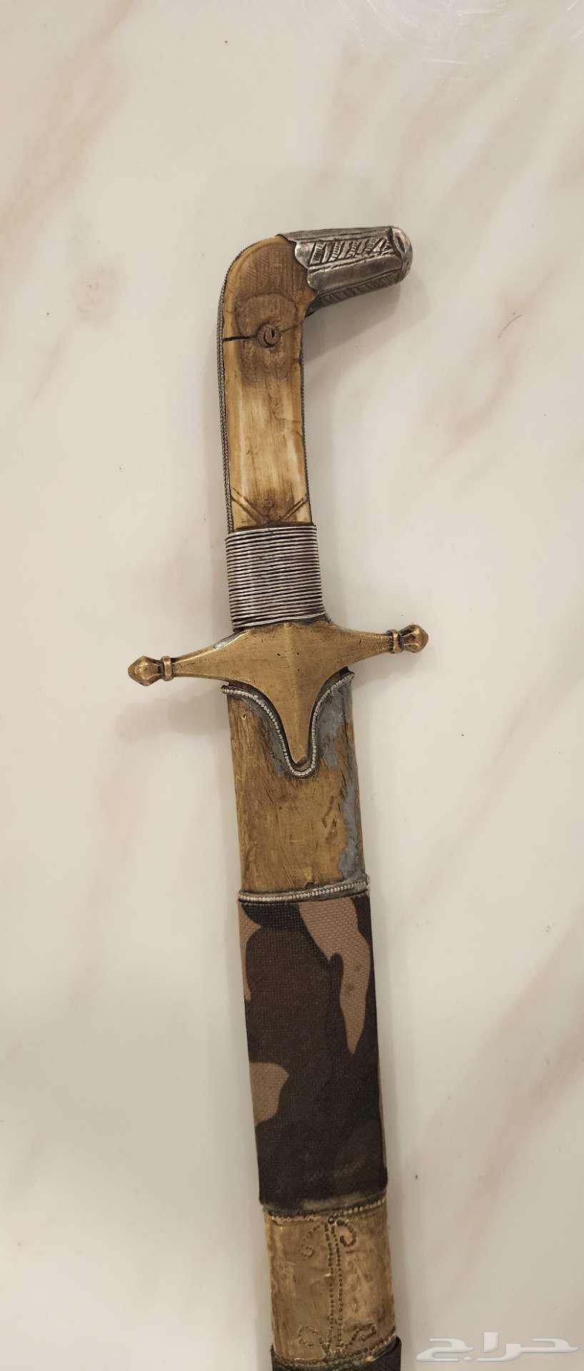 Special work dagger with a silver bone handle in the shape of a treachery64312808130433112