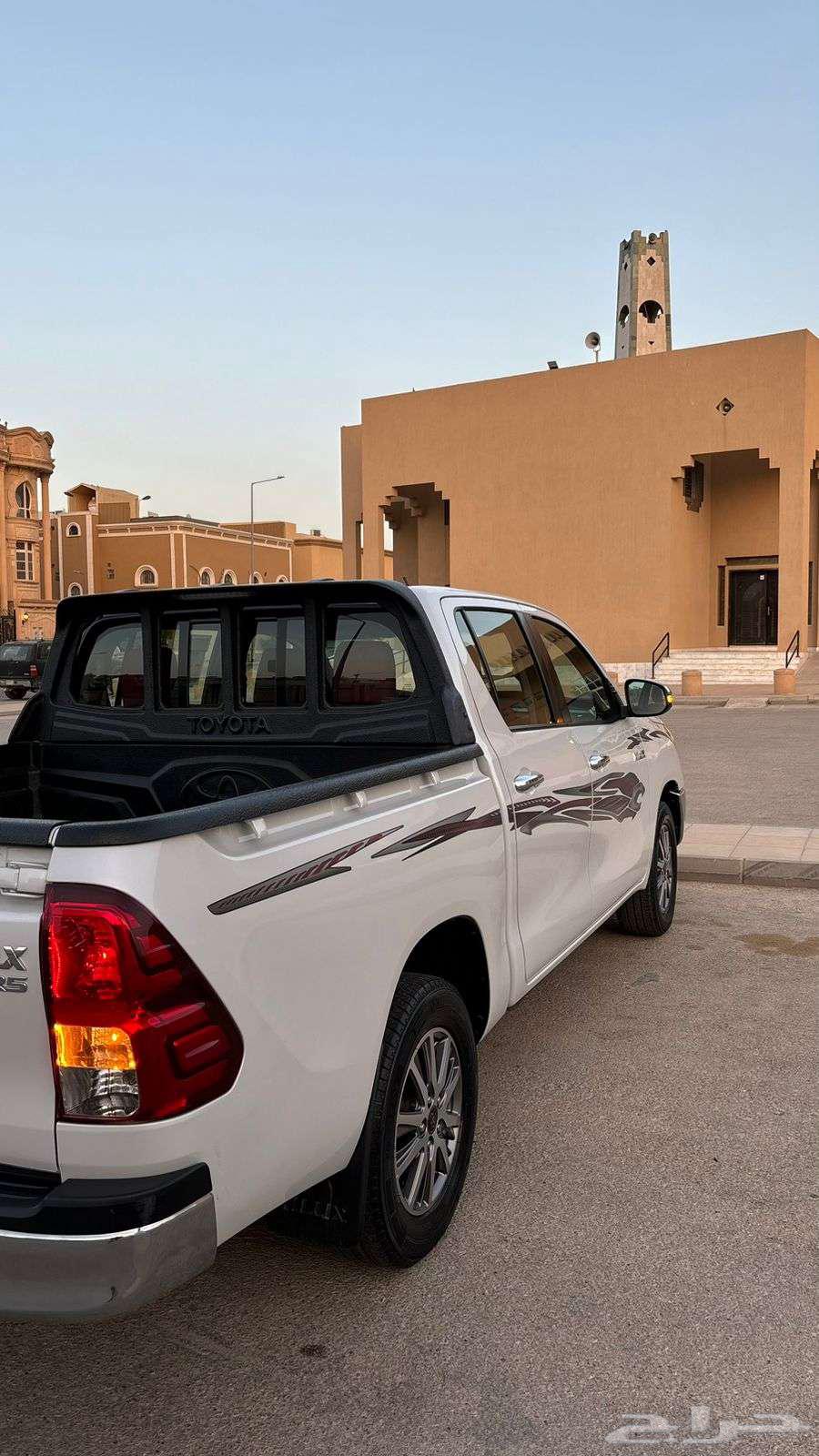 تويوتا هايلكس بنزين GLX2 2023 فل كامل ممشى جدا  قليل64452766285570114
