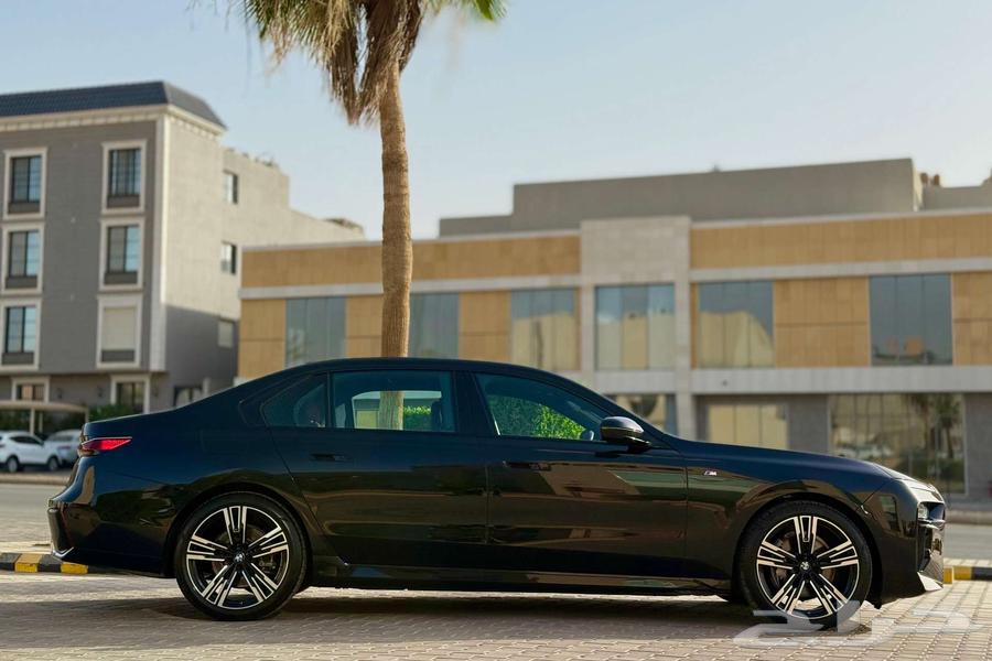 BMW 735i M KIT 2023 اسود خليجي تحت الضمان64443628442499112