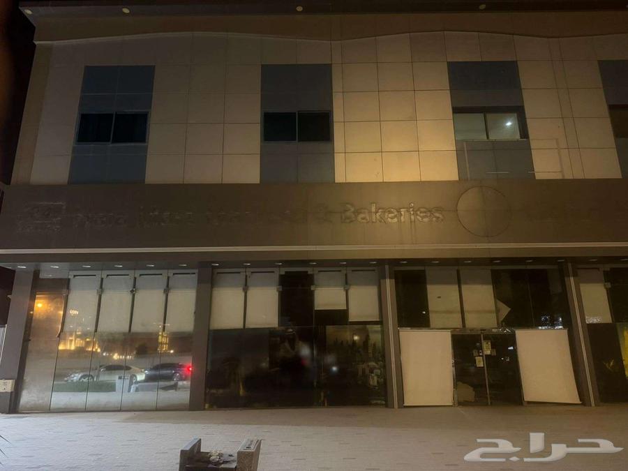 Commercial showrooms for rent on Prince Mohammed bin Saud Road next to the Boulevard63613614588803112