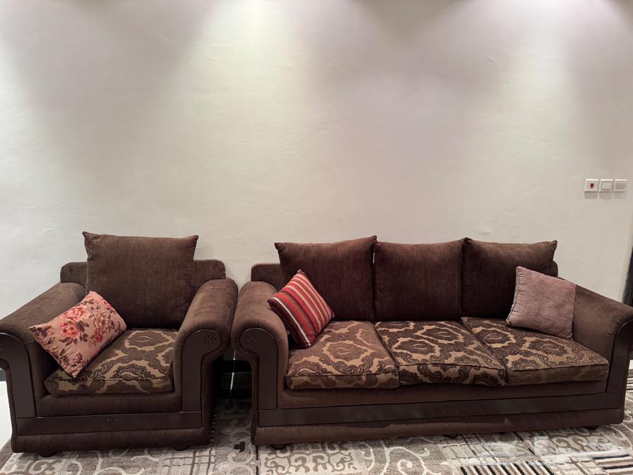 كنب طقمين بحاله ممتازه مع طاوله64337295054851111