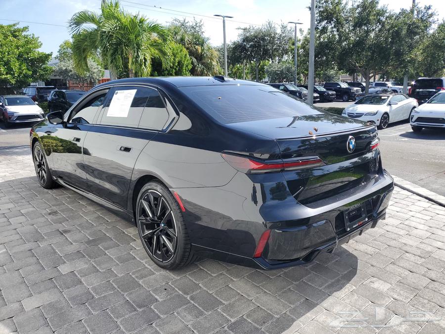 بي ام الفئة السابعة 740i 2024 بشاشات خلفية وسعر مغري64489516952321113