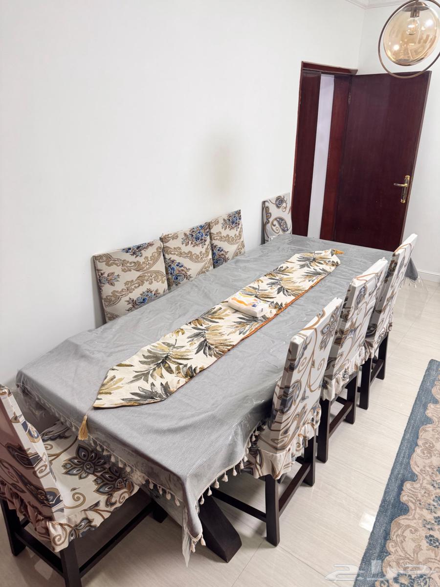 Dining table with no defects, clean and new64356004679427111