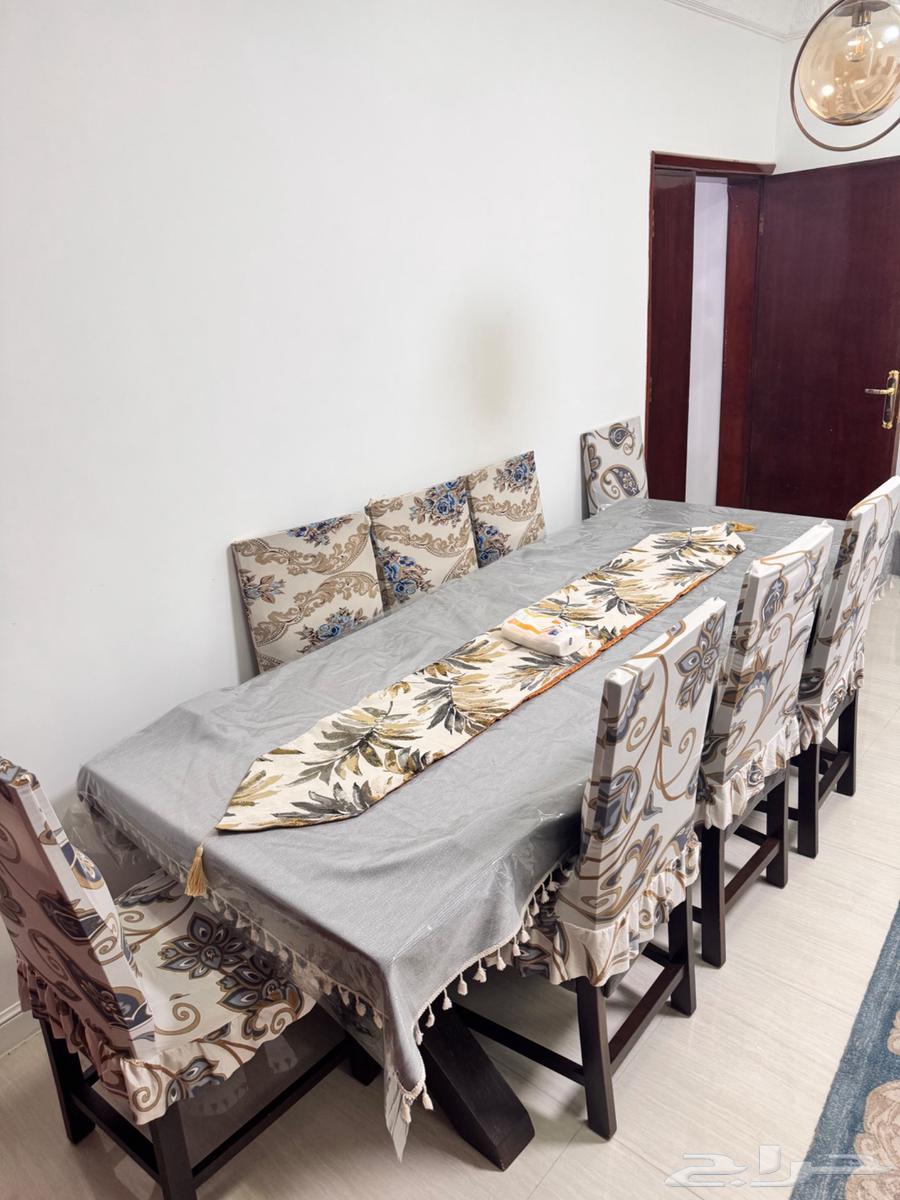 Dining table with no defects, clean and new64356004679427110