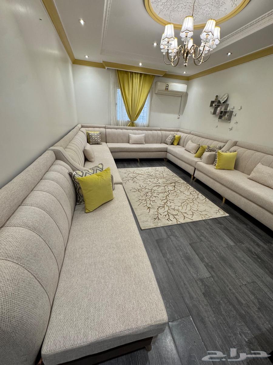 للبيع كنب متصل نظيف جداا64359015682818110