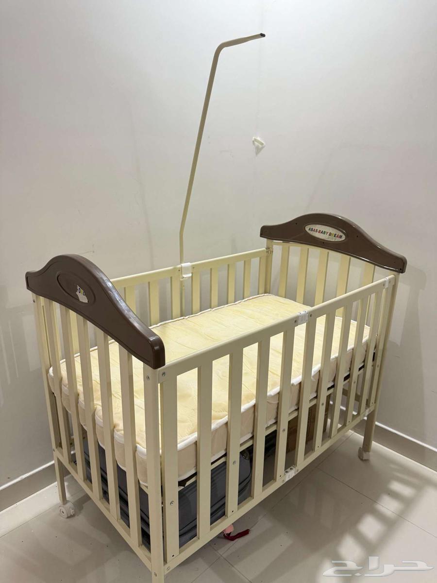 للبيع   سرير أطفال شبه جديد64359102404226111