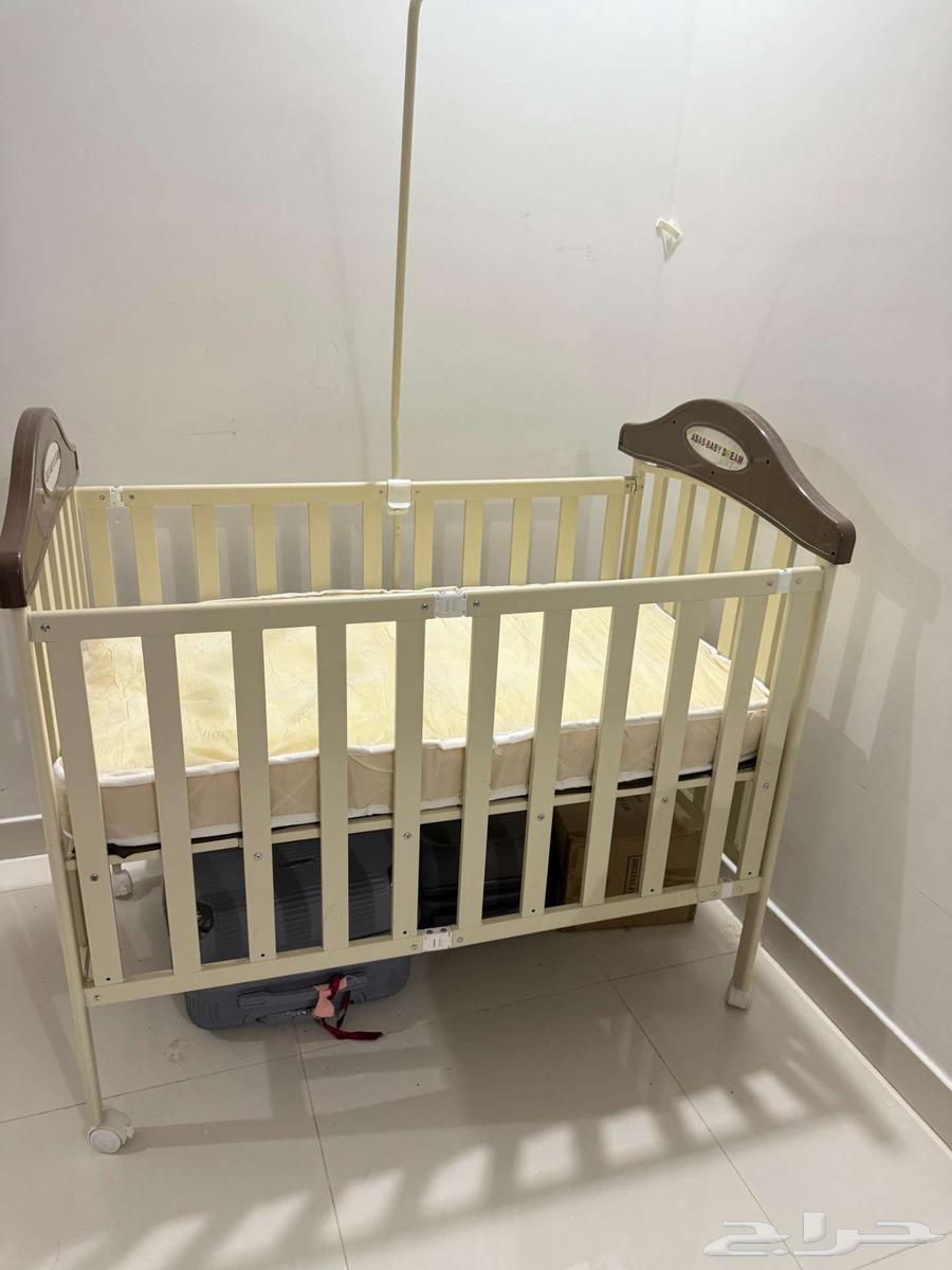 للبيع   سرير أطفال شبه جديد64359102404226110