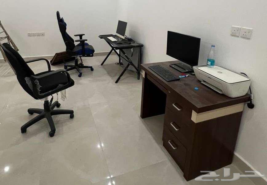 جهازين كمبيوتر واله طابعه مع الطاولات والكراسي مستعمله64375678676994110