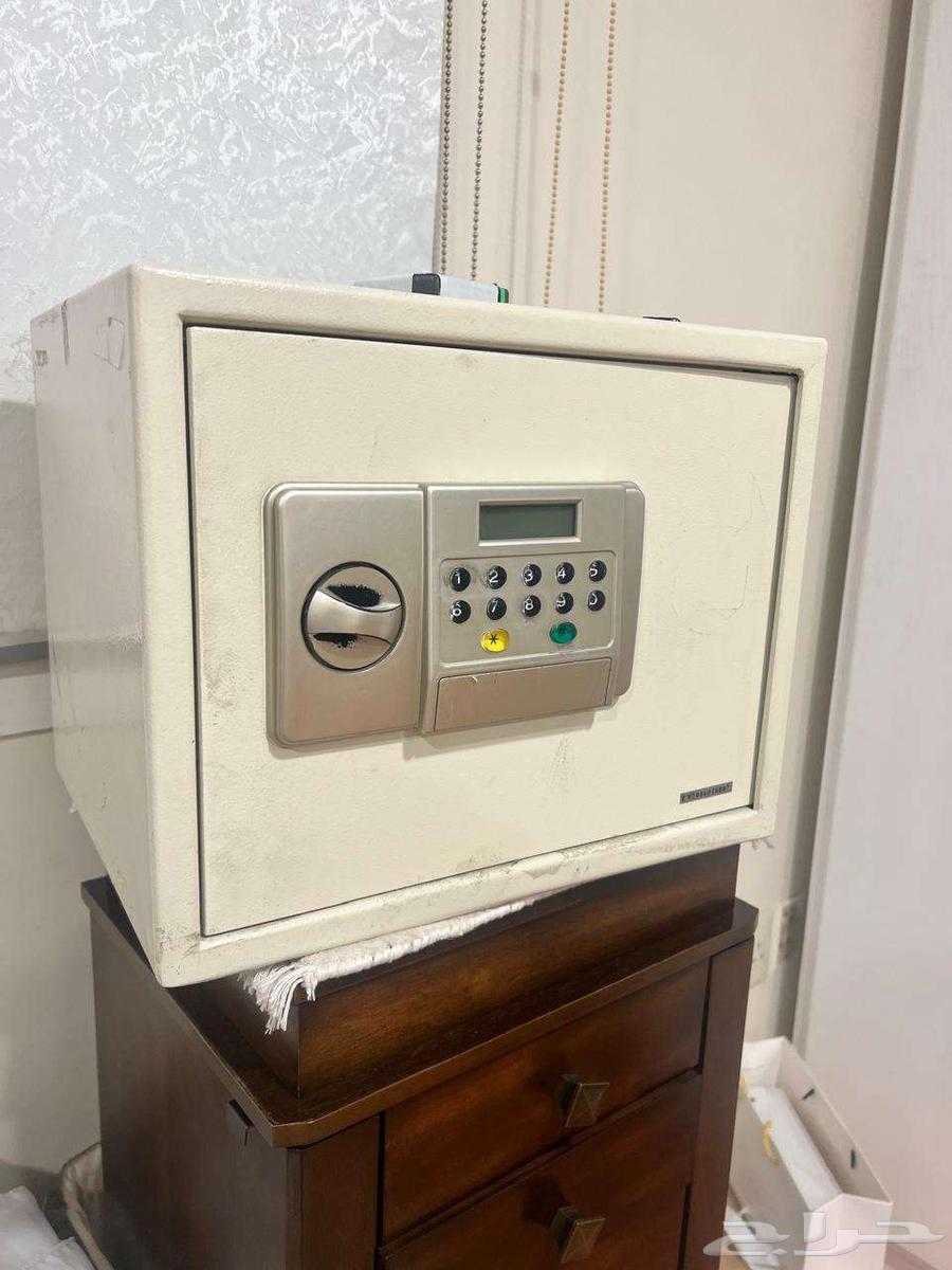 Small used safe64367172830593110