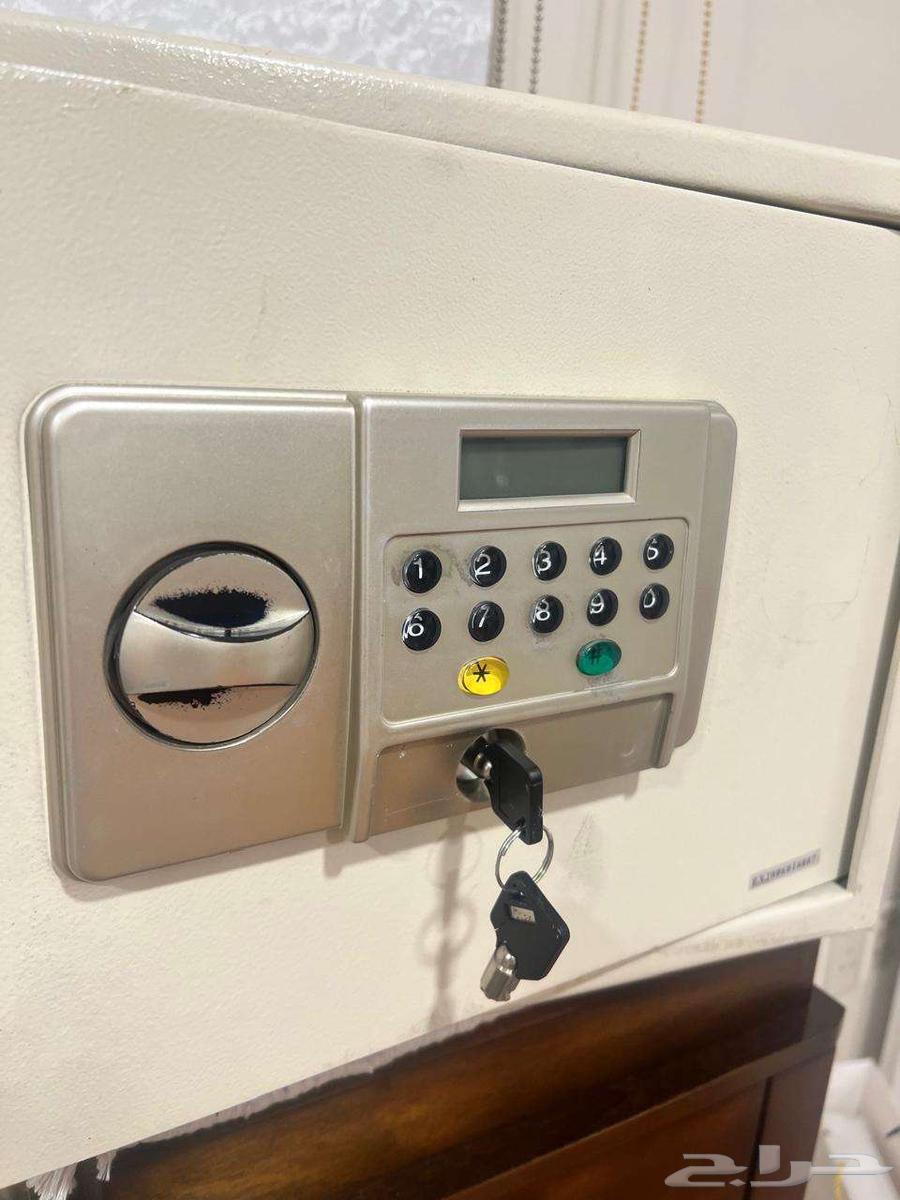 Small used safe64367172830593112