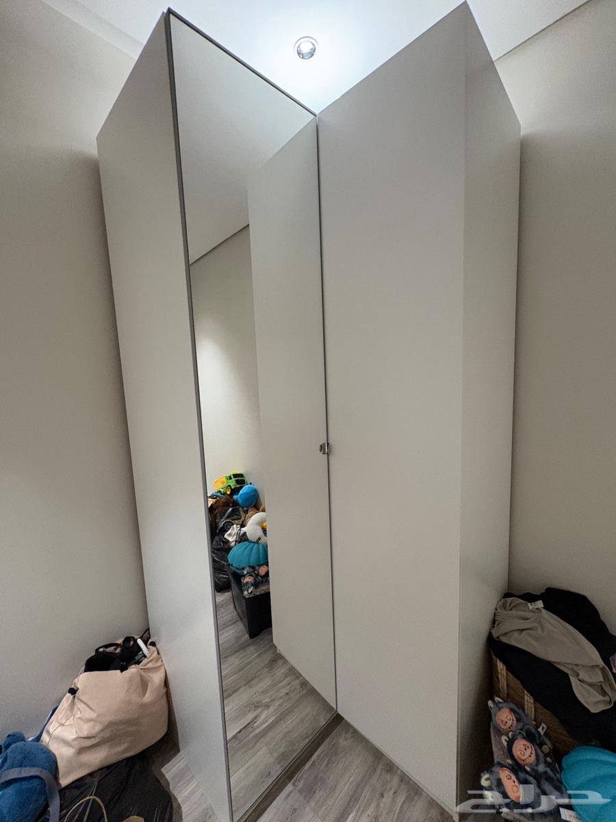 دولاب زاويه من ايكيا شبه جديد64370511410946110