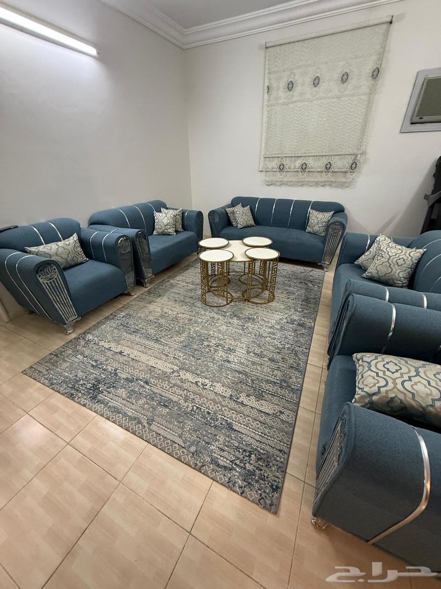 للبيع كنب 9 اشخاص مع طاولة وفرشة وستاره64372550558338110