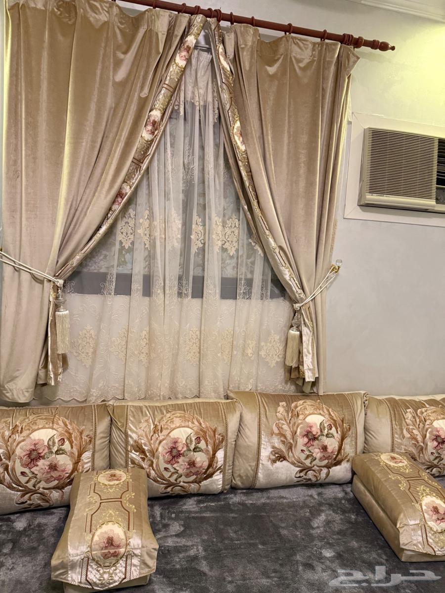Complete Majlis set with backrest, clean and new armrests64373165989761110