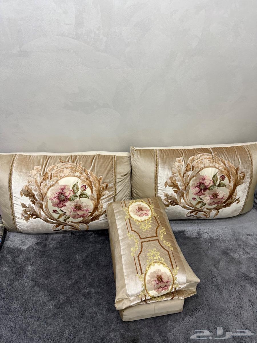 Complete Majlis set with backrest, clean and new armrests64373165989761111