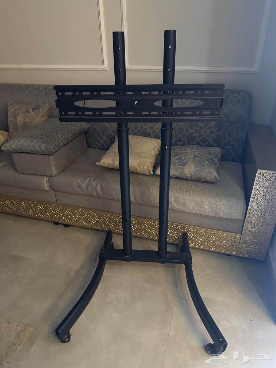 كرسي حديد وحامل تلفزيون للبيع64374480916867110