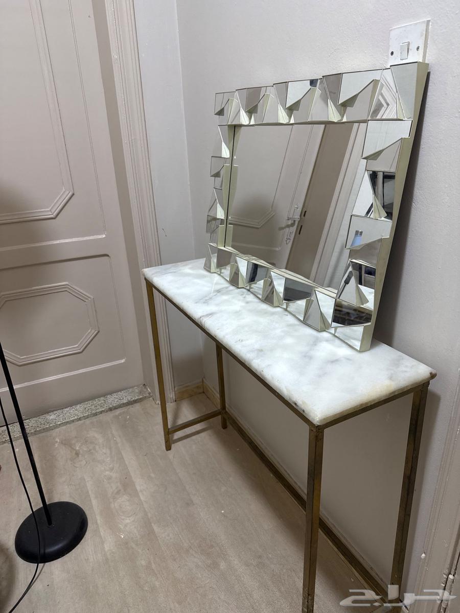 Marble and gold entrance console for only 60 SAR64376318678529110