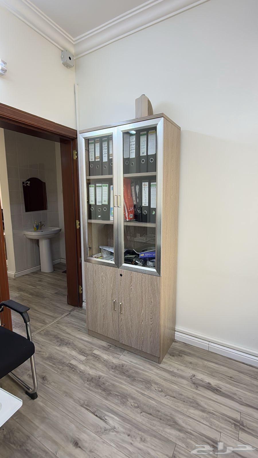 أثاث مكتبي للبيع شيه جديد حي النفل (او للتقبيل مع المكتب)64375037618307112