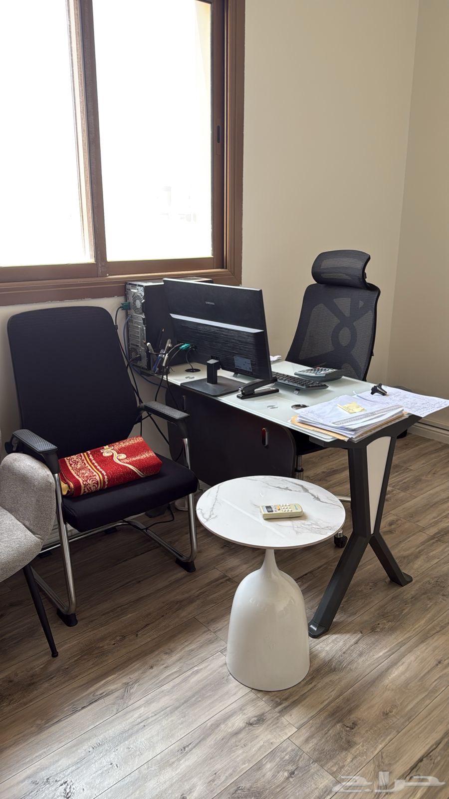 أثاث مكتبي للبيع شيه جديد حي النفل (او للتقبيل مع المكتب)64375037618307113