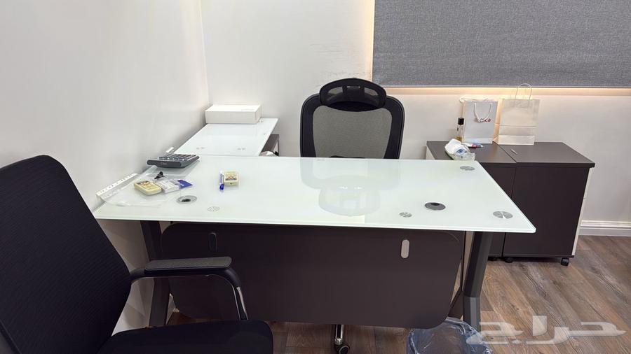 أثاث مكتبي للبيع شيه جديد حي النفل (او للتقبيل مع المكتب)64375037618307110