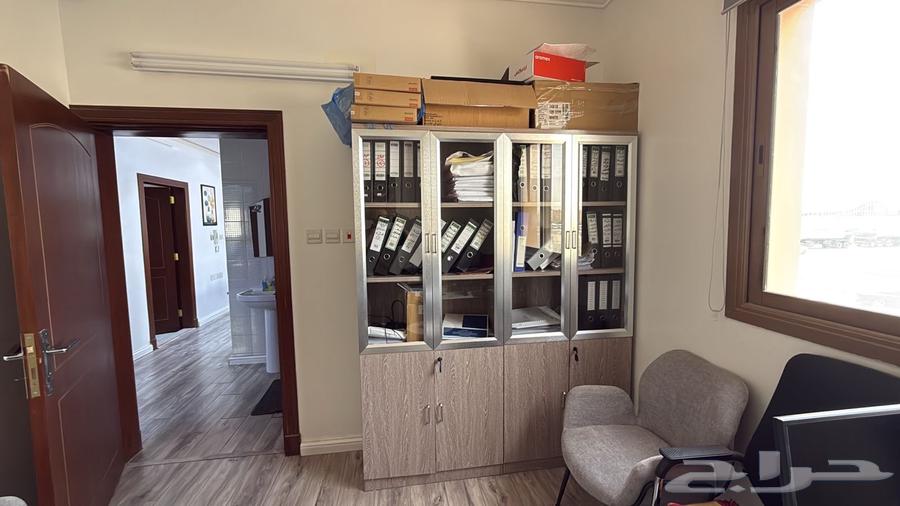 أثاث مكتبي للبيع شيه جديد حي النفل (او للتقبيل مع المكتب)64375037618307111