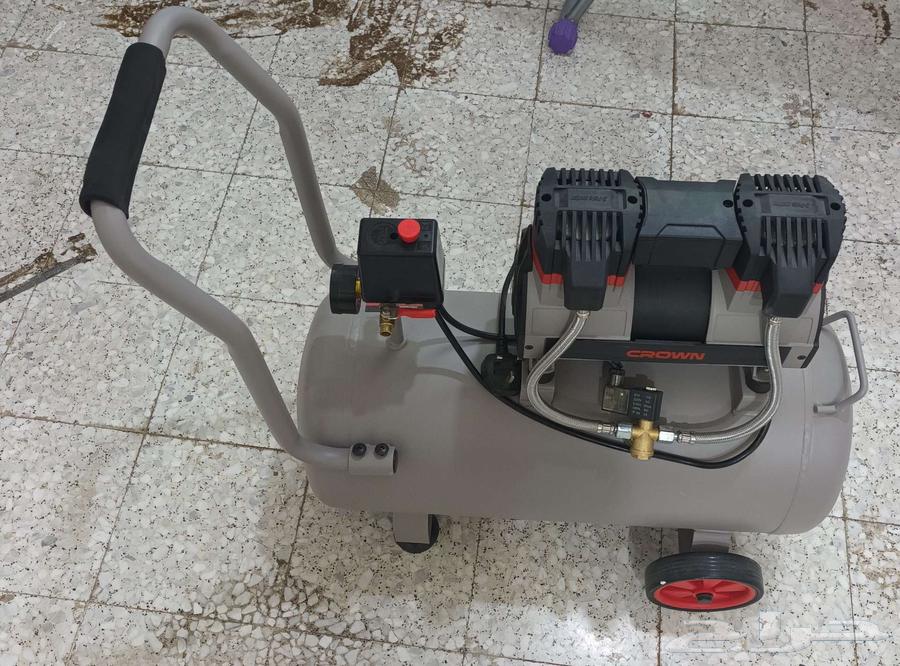 50-liter air compressor in new condition with original box and a set of accessories64519144204033114