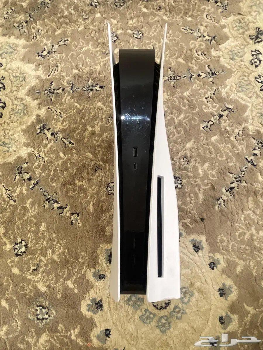 Sony 5 with controller and cables64385341705345111