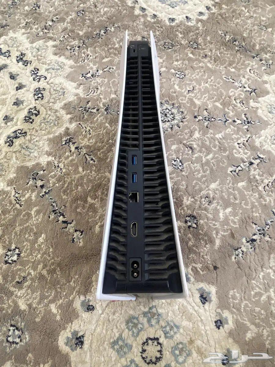 Sony 5 with controller and cables64385341705345113