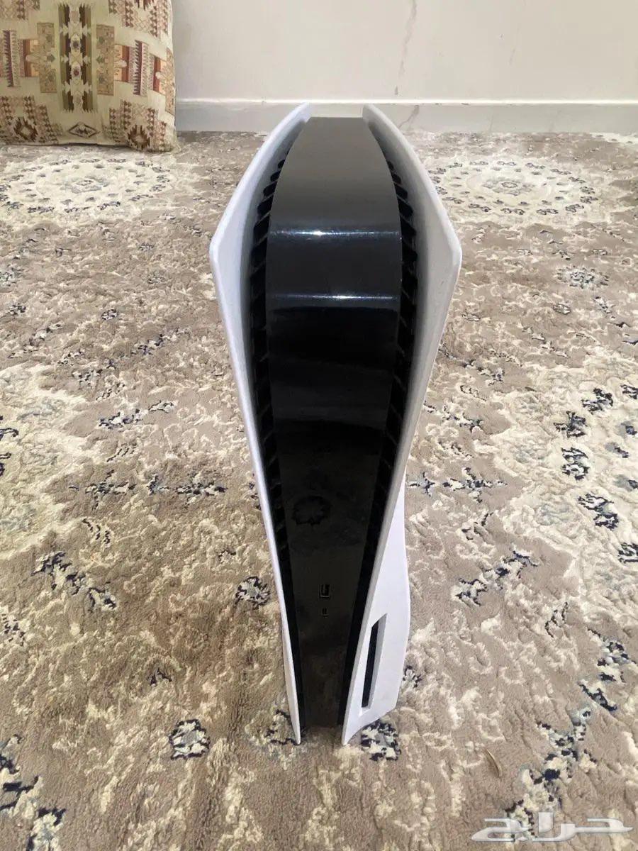 Sony 5 with controller and cables64385341705345110