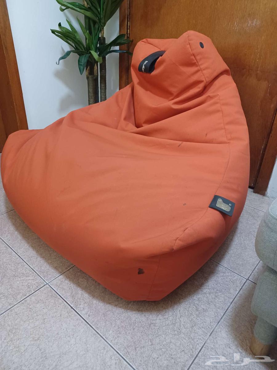 طاولة تلفاز ايكيا وكرسي استرخاء بين باج64385606639489111