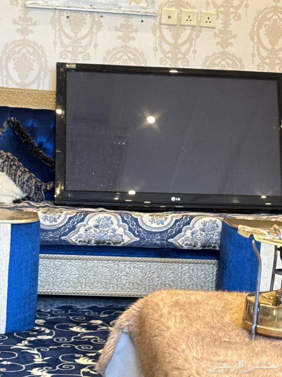 كنب للبيع مع زولية وشاشة 50 بوصه64385592764290110