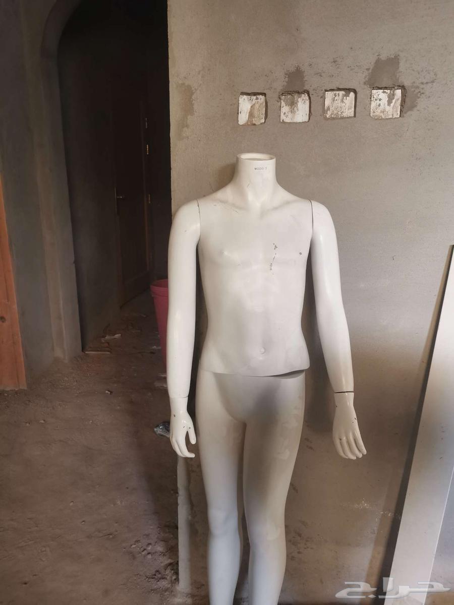 مكائن خياطة ومانيكان وطاولة للبيع64385928718722111