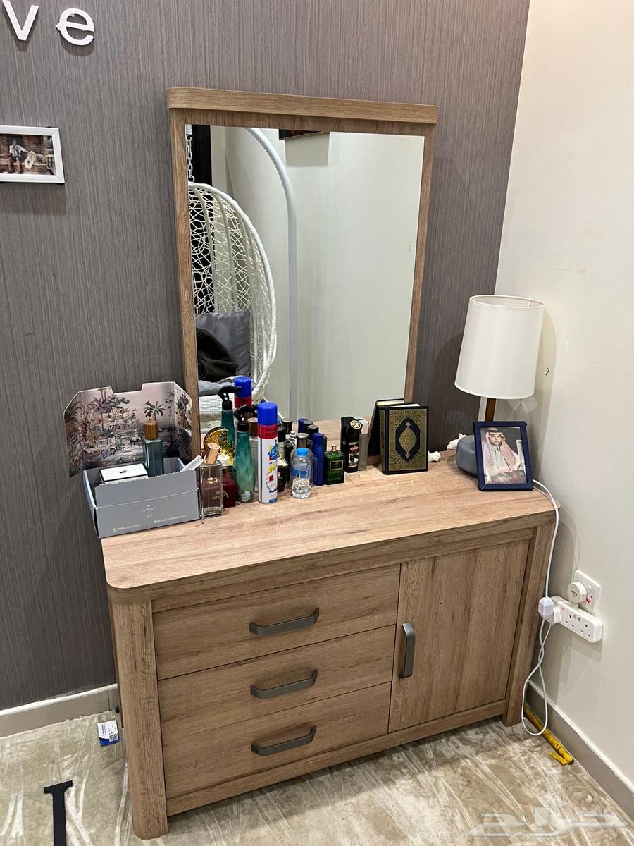 غرفة نوم مع مكيف للبيع الرياض64388729703809111