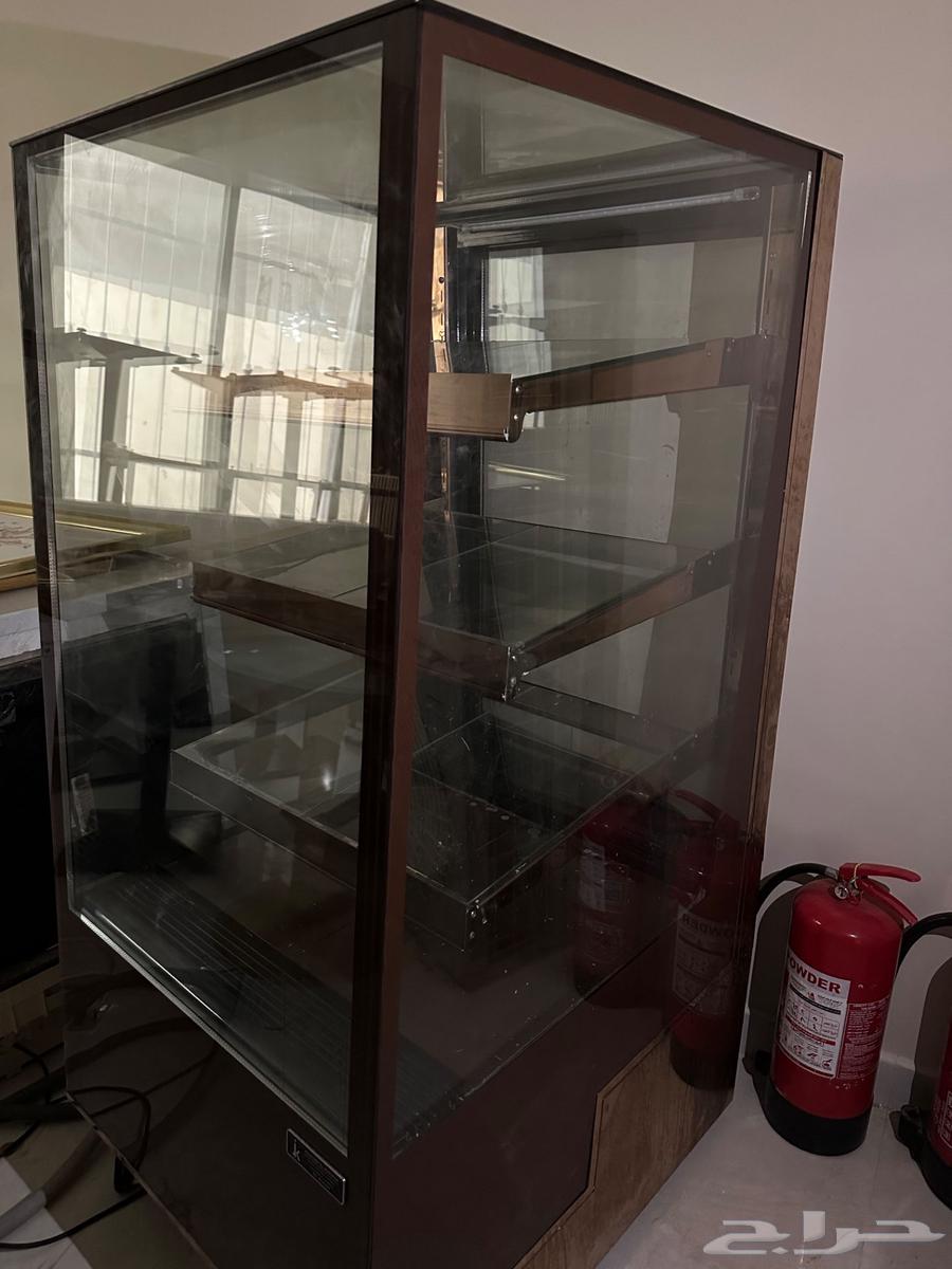 مكينة قهوة وثلاجة عرض وكرسيين64391990269059113