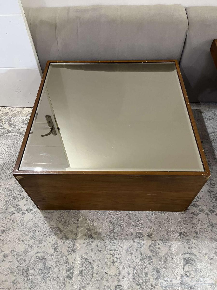 طاولة تلفزيون. و بديل خشب للجدار نظيف جدا وطاولتين قهوه64392142077955114